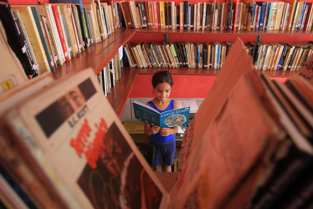 Entre, abra um livro e fique à vontade