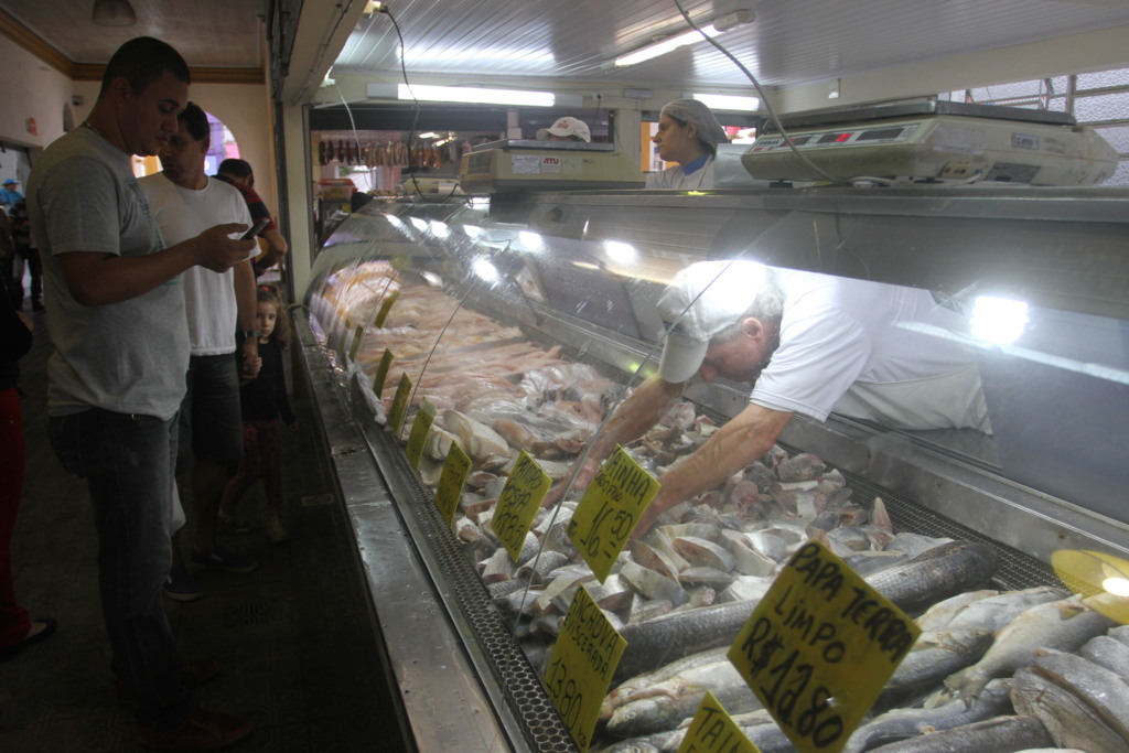 Bairros em Pelotas têm opções para a compra de peixe