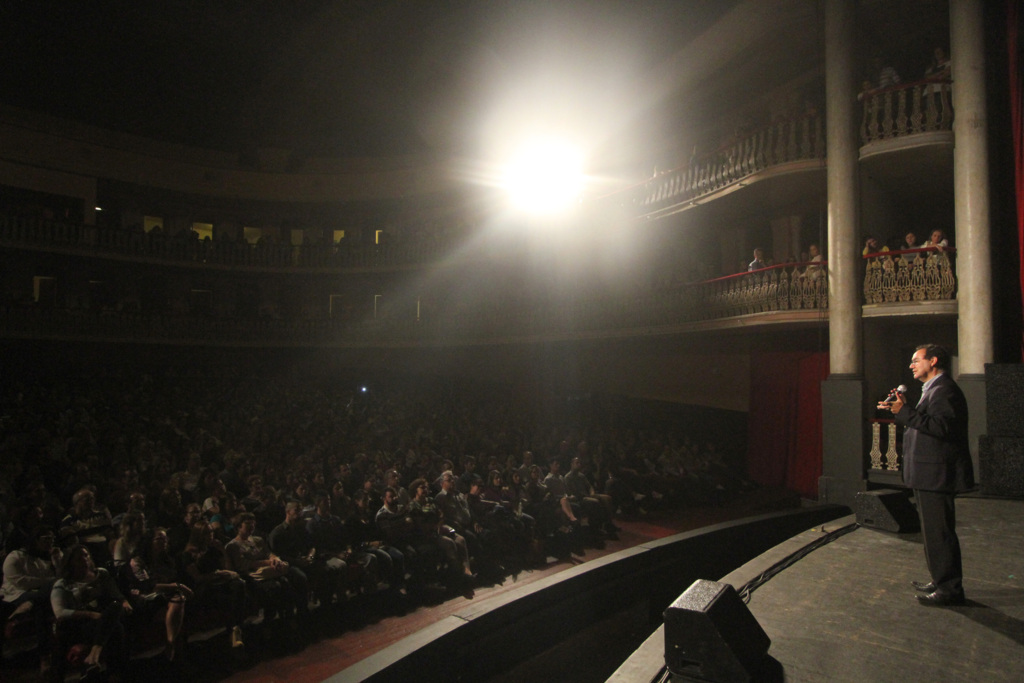 Palestra de Augusto Cury lota o Theatro Guarany