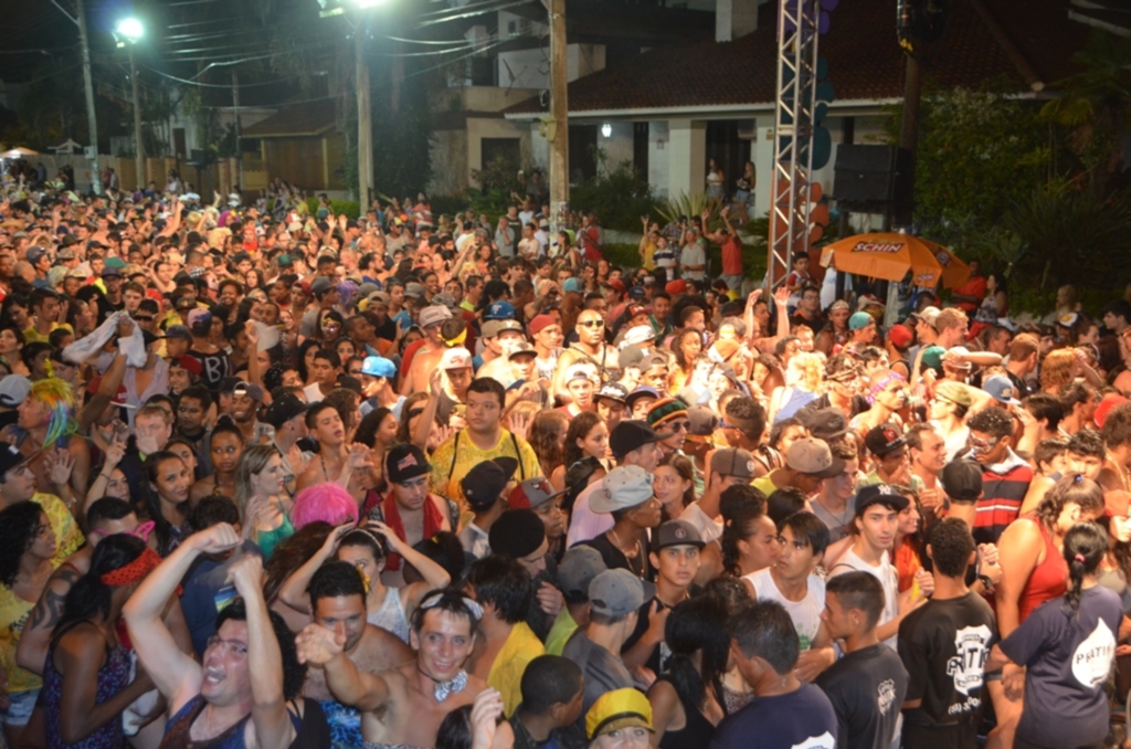 Premiação dos carros humorísticos marca a terceira noite de Carnaval em São Lourenço do Sul