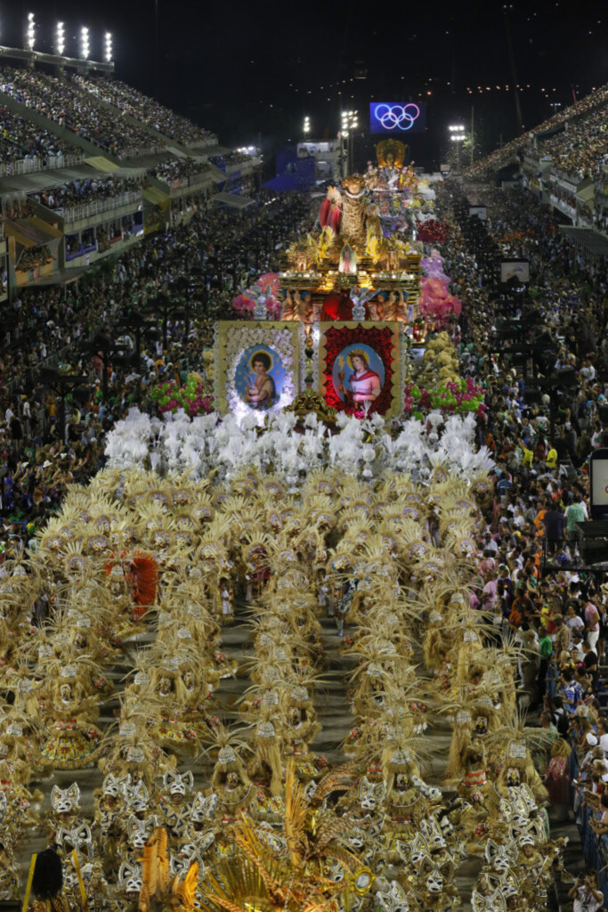 Mangueira presta homenagem a Maria Bethânia