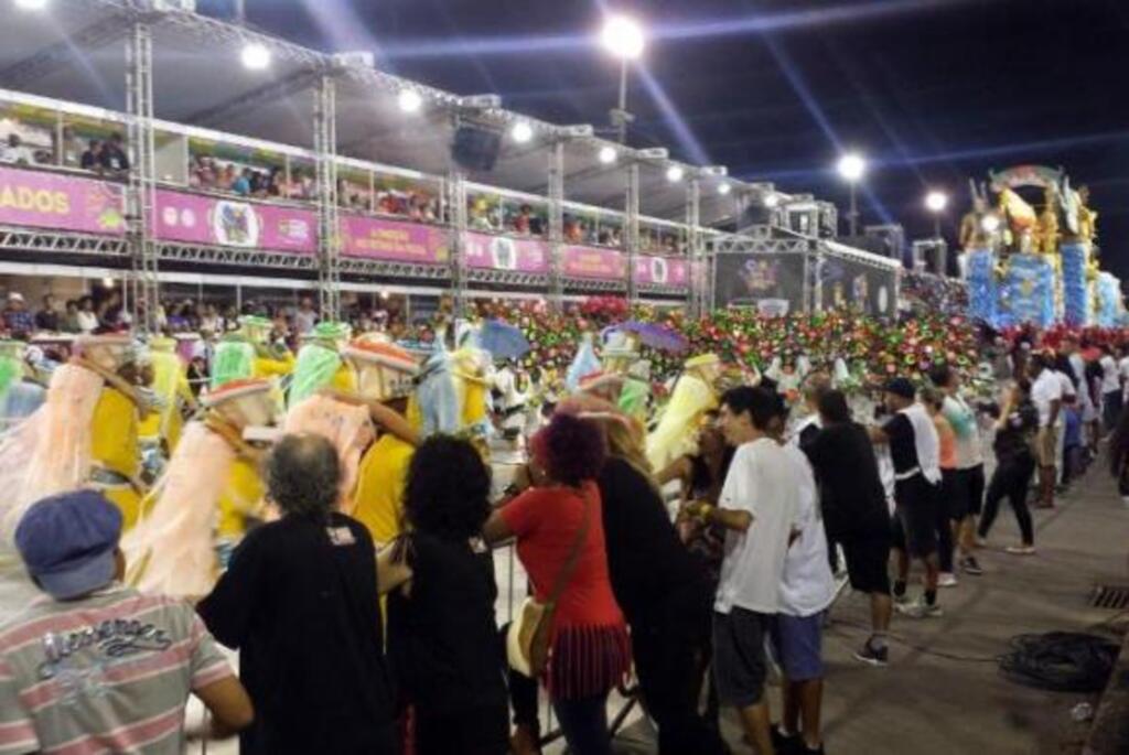 Ingressos esgotam e desfile de escolas de samba emociona porto-alegrenses