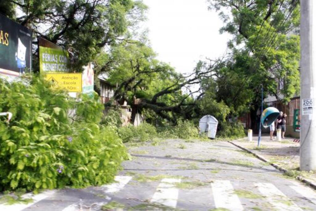 250 mil desabrigados após temporal em Porto Alegre