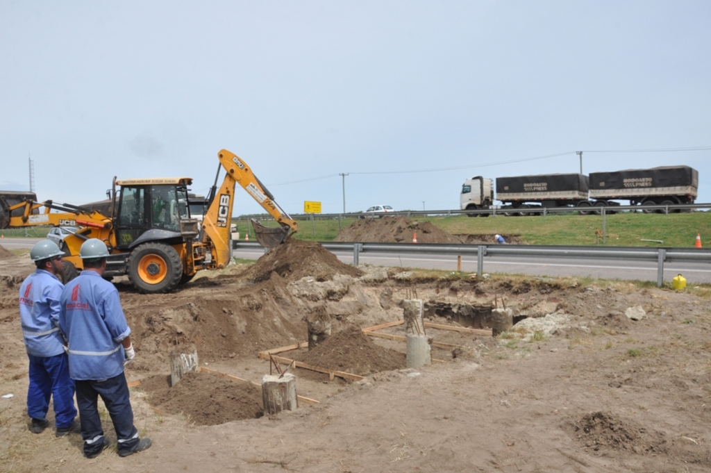 Passarelas para pedestres começam a ser construídas na BR-392