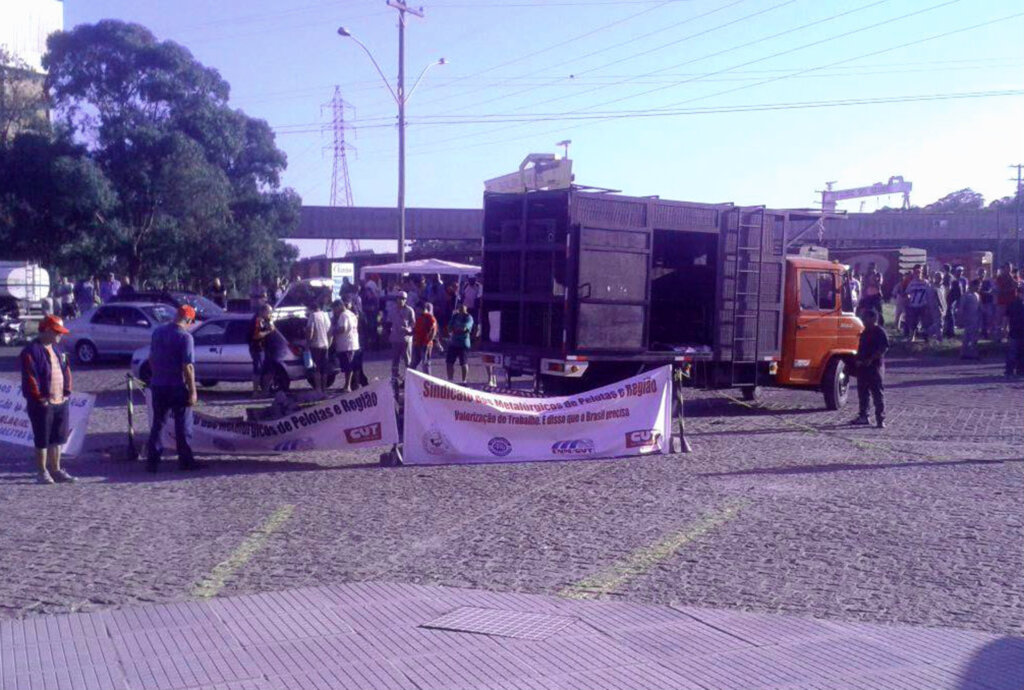 Funcionários da Bianchini protestam em Rio Grande
