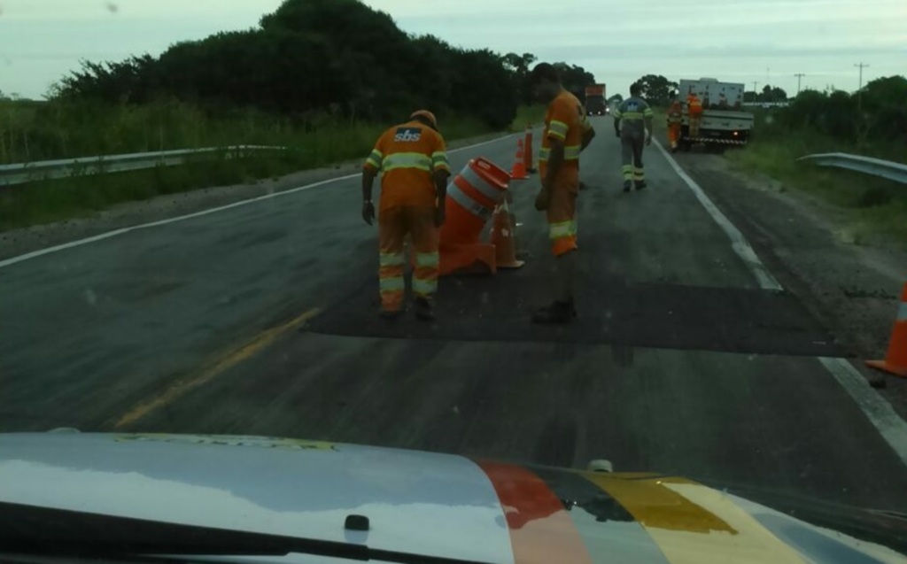 Defeito na pista da BR-471 deixa trânsito em meia pista no KM 592 em Santa Vitória do Palmar