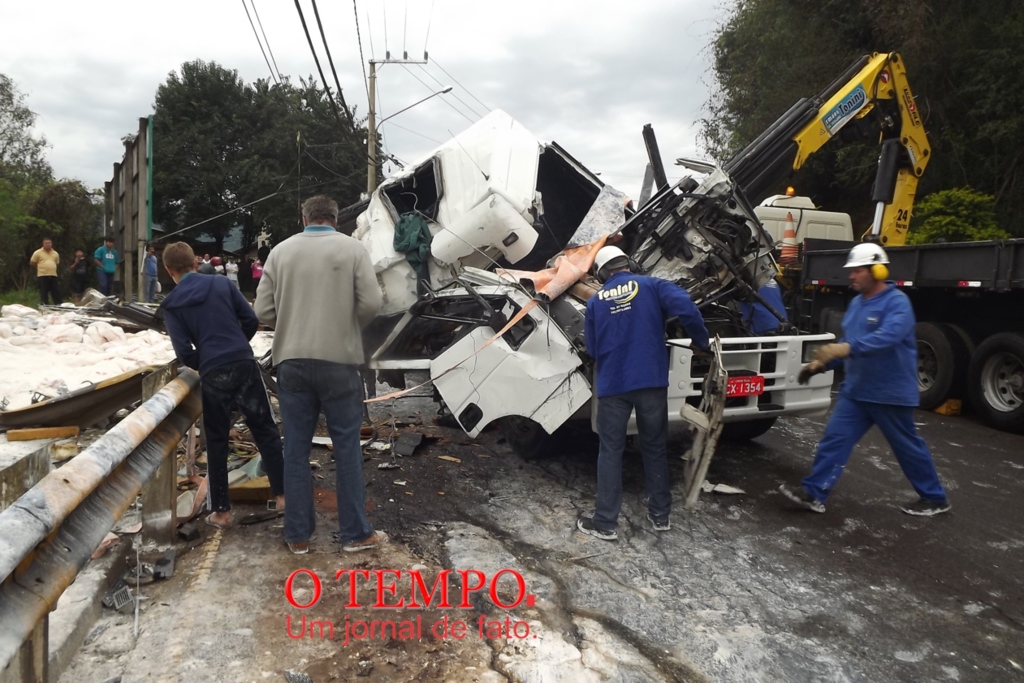 Acidente com carreta na Serra de Capinzal deixa motorista preso às ferragens