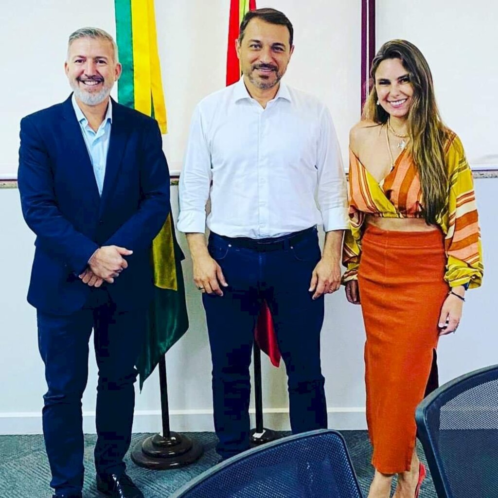 Assessoria de Comunicação / Deputada Paulinha - Ela postou uma foto em que estava acompanhando o prefeito Clenilton em audiência com o Governador Carlos Moisés, na tarde de terça, dia 12.