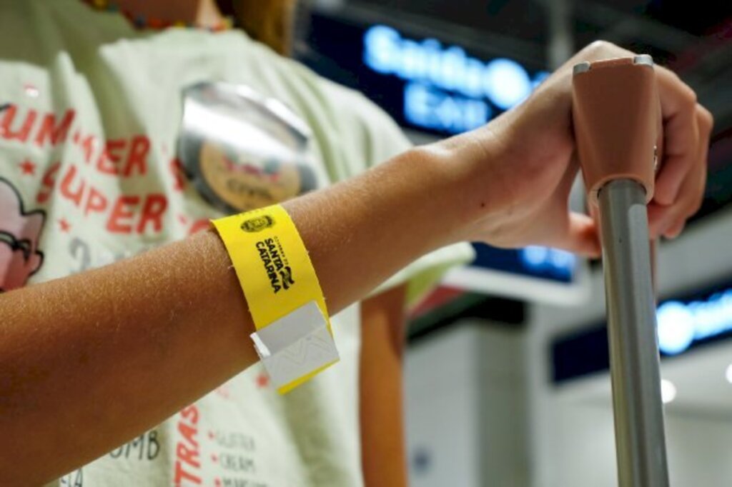 Foto: Ricardo Wolffenbuttel / SECOM - Polícia Civil amplia distribuição de pulseirinhas para identificar crianças em SC