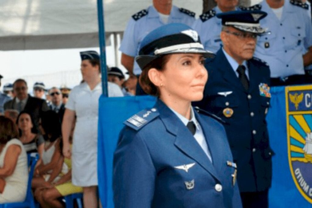 Bolsonaro promove a primeira mulher ao posto de brigadeiro da Aeronáutica