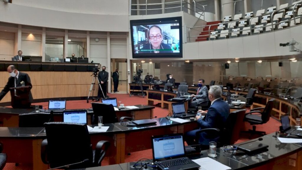 'Prefeitos e vereadores são a base da democracia', diz Ada