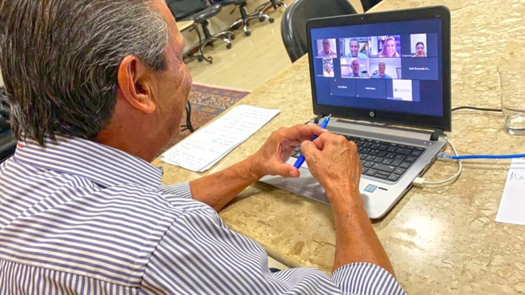  - Deputado Julio Garcia participa de reunião com os líderes, de forma virtual, neste domingo (3). FOTO: Divulgação