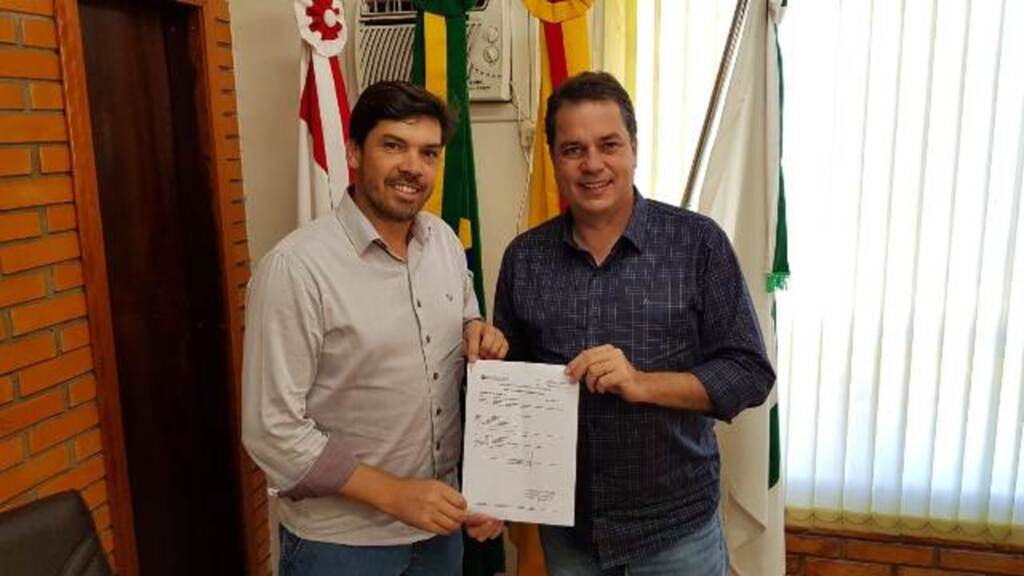  - Prefeito de Lebon Régis, Douglas Mello, recebe emenda de R$ 800 mil do deputado Rodrigo Minotto. Foto: assessoria parlamentar.