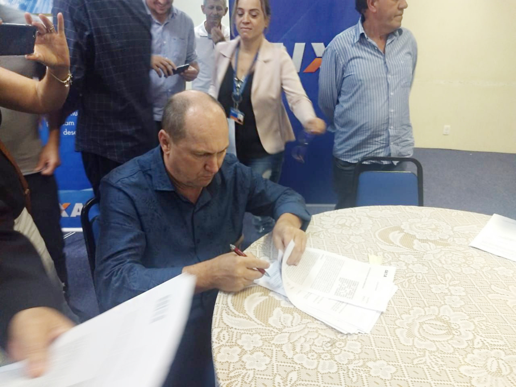 O prefeito em exercício de Herval d' Oeste, Kiko, assinou convênios com a Caixa Econômica Federal