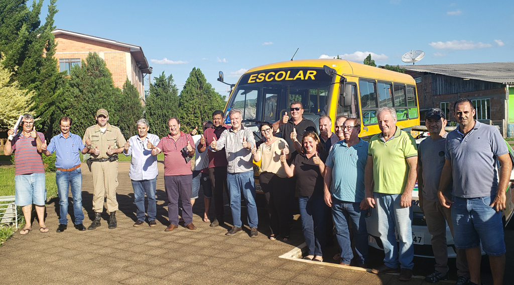 Valduga entrega ônibus para a Prefeitura de Zortéa