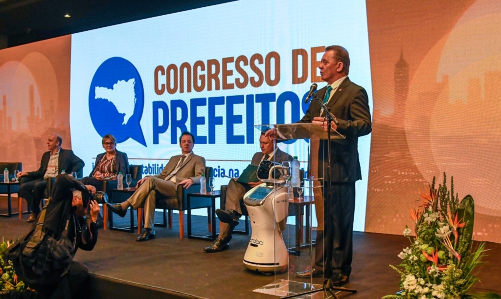 Congresso de Prefeitos inicia com interação e tecnologia no palco