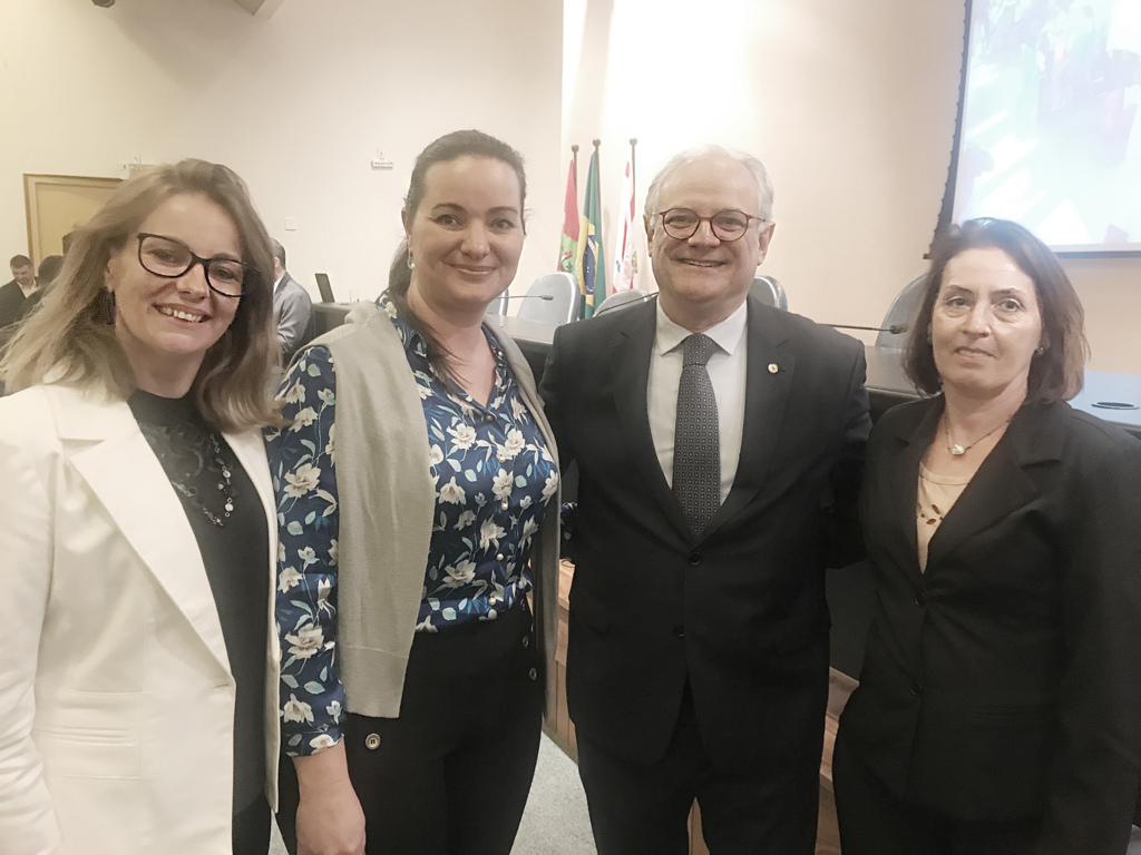  - Voluntária Franciana Scapini, Porfª Patricia, Deputado Dr. Vicente Caropreso e voluntária Marinelsi Auler.