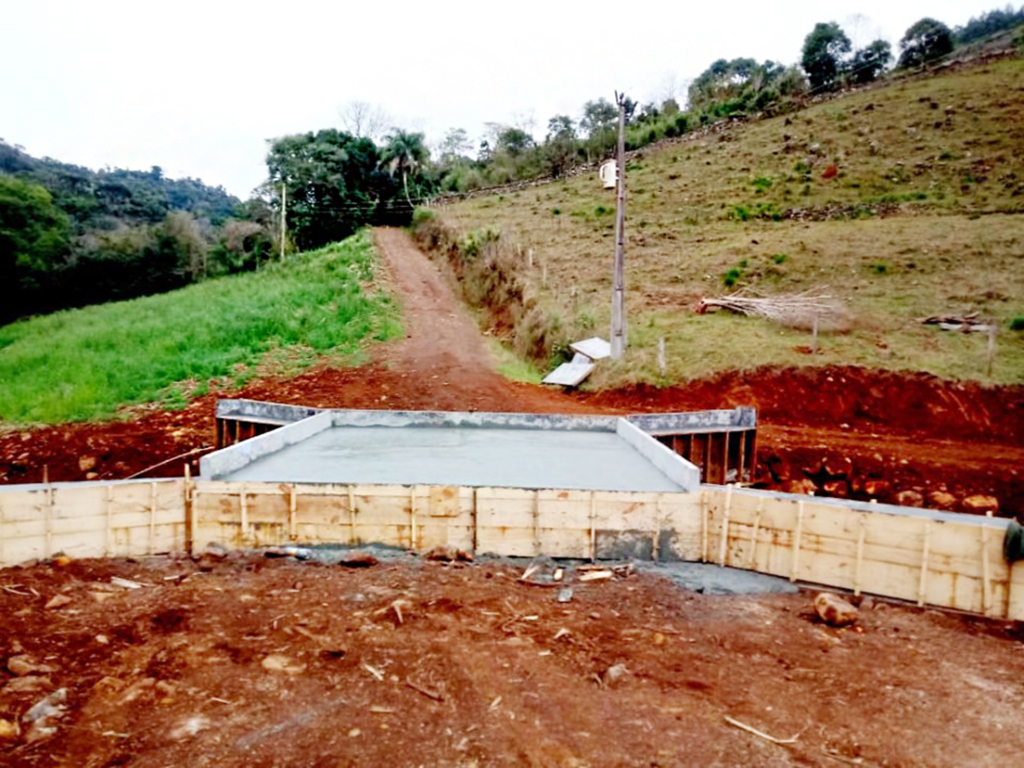 Obra de construção de ponte em Linha São Carlos