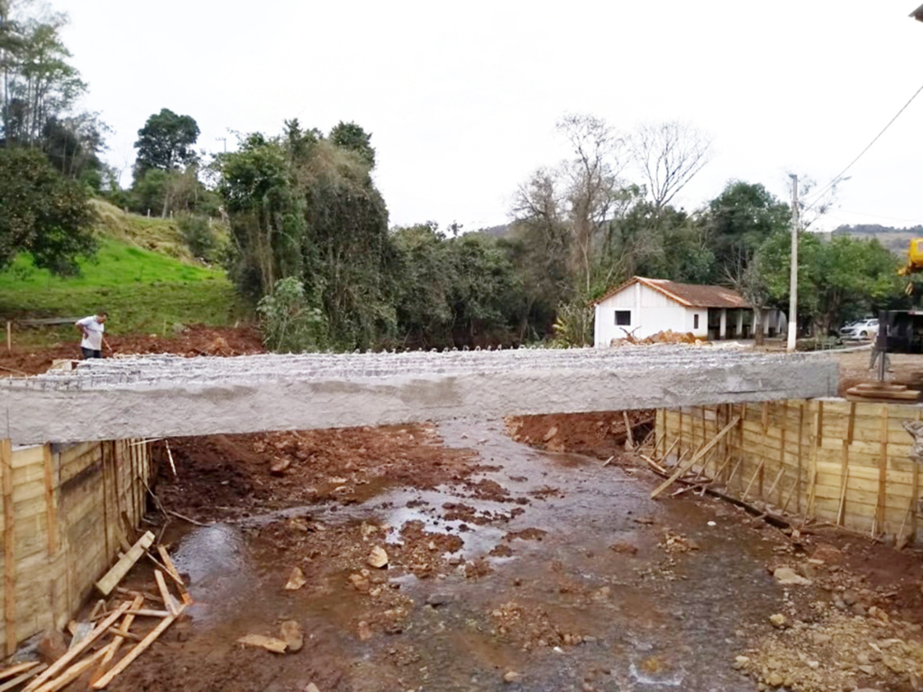 Prefeitura de Lacerdópolis constrói nova ponte na Linha Santa Bárbara