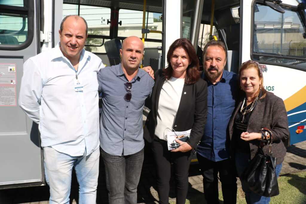 Carmen Zanotto entrega veículos para APAES de Santa Catarina