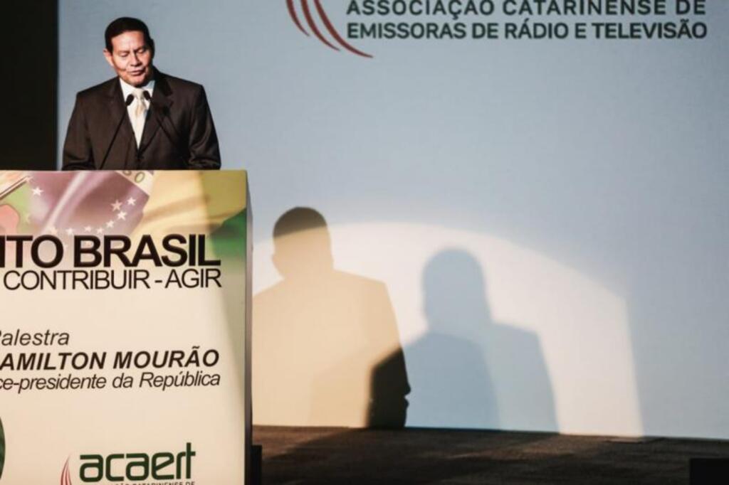 A democracia liberal é a grande ferramenta para trazer soluções, diz Mourão