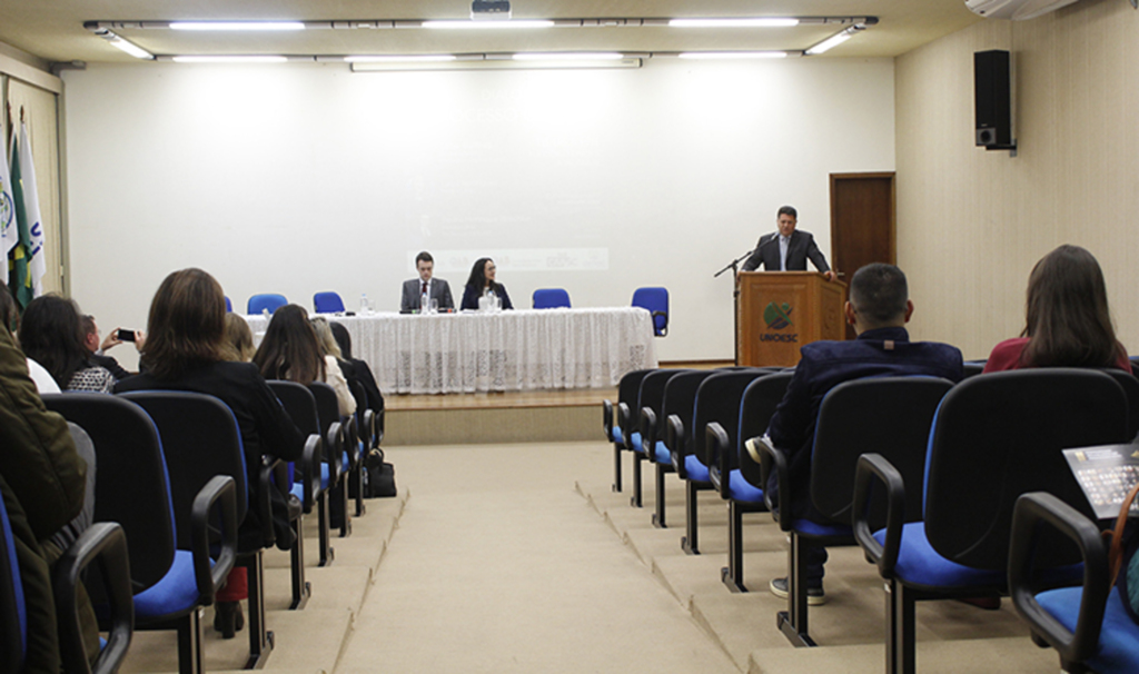  - No púlpito, o advogado Edgar Galiheti, que junto com Luiza Rodrigues e Pedro Henrique Reschke ,da Escola Superior de Advocacia da OAB, ministraram a palestra.