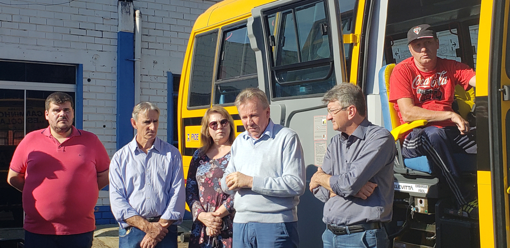 Deputado Maldaner entrega micro-ônibus em Capinzal