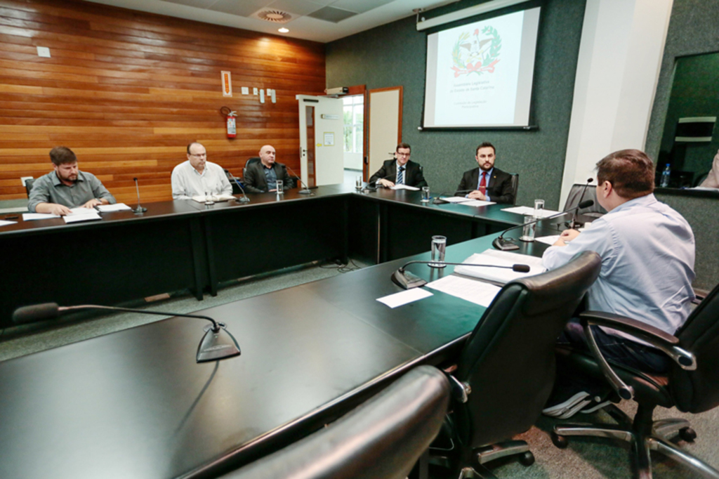 Tarifa de esgoto é tema de debate na Alesc