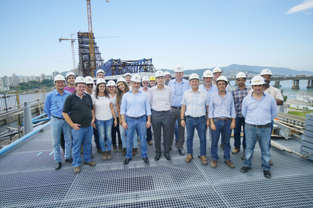 Governador visita obras de restauração da ponte Hercílio Luz pela primeira vez