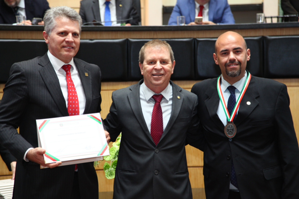  - Giovani Eduardo Adriano, Diretor Geral do IGP; Deputado Estadual Mauricio Eskudlark; e Luiz Soares dos Santos, Auxiliar Médico Legal.