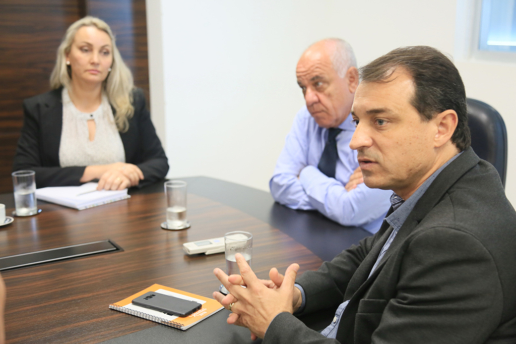 Jeferson Baldo/SECOM. - Governador eleito Carlos Moisés da Silva e a vice-governadora Daniela Reinehr estiveram reunidos com representantes de órgãos de controle. O primeiro encontro foi com o presidente Tribunal de Contas do Estado (TCE), Luiz Eduardo Cherem e conselheiros do órgão.