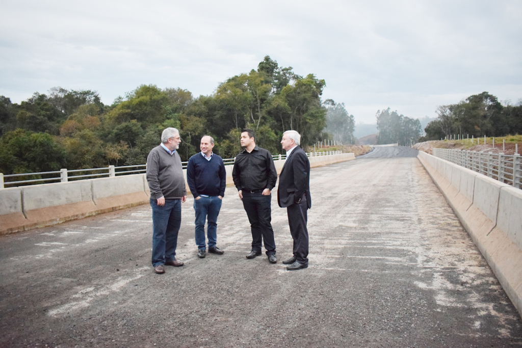 Secretário de Estado da Infraestrutura vistoria obras em andamento na Regional de Joaçaba