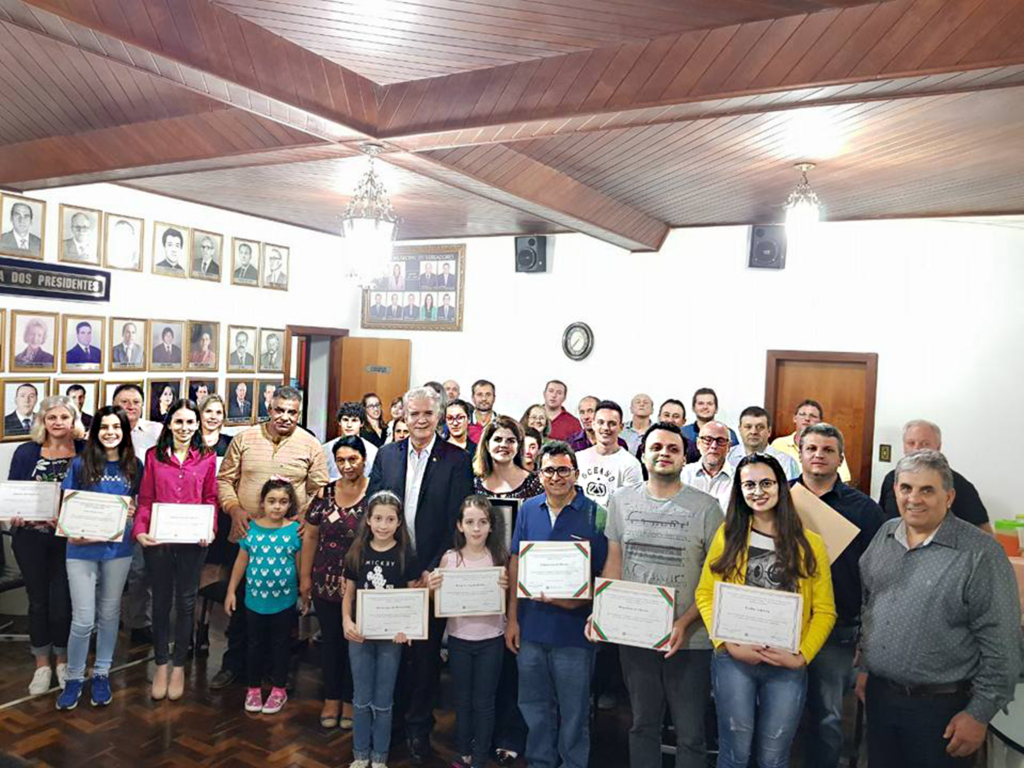 Deputado Valduga presta homenagem em Lacercópolis