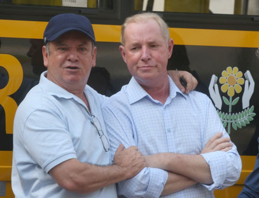  - Deputados Peninha e Aldo Schneider em entrega de ônibus para APAE no município de Ituporanga.