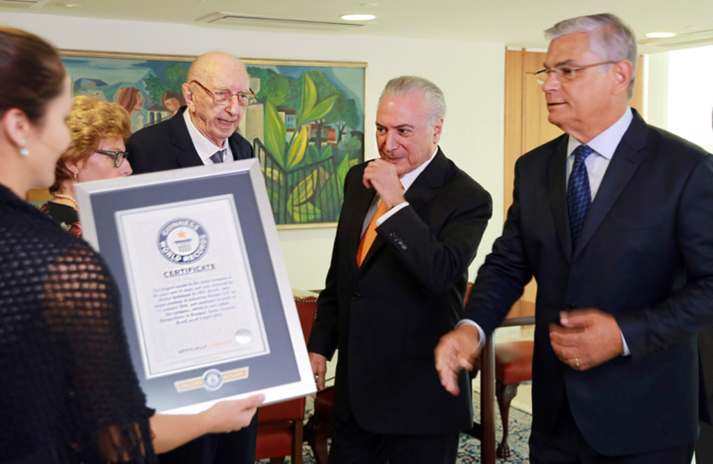 Certificado do Guinness World Records a catarinense recordista mundial