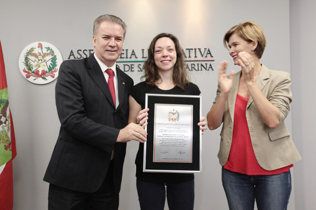 Eduardo G. de Oliveira/Agência AL. - Deputado Cesar Valduga, Gabriela Zanella e a ex-deputada Angela Albino