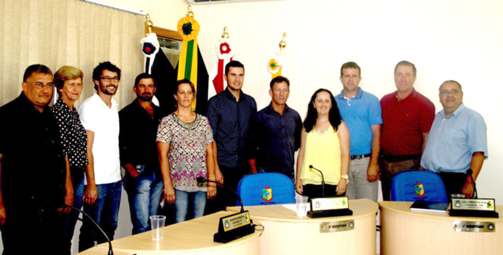  - À esquerda da foto, o vice-prefeito Evando Antônio Azeredo, e, à direita, o prefeito Bile Benjamini, em Sessão Solene na Câmara de Vereadores, no último dia 5