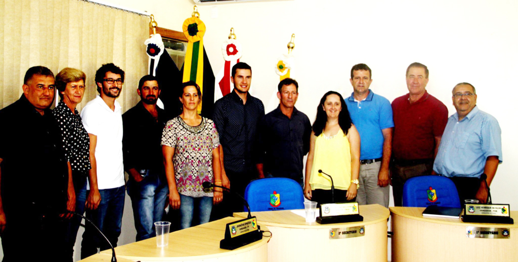  - Vice-prefeito Evando Azeredo (à esquerda.) e prefeito Bile Benjamini (à direita) ao lado dos atuais vereadores de Piratuba.