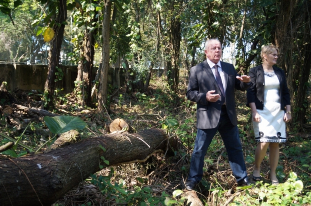  - Inspeção que os deputados Marcos Vieira e Luciane Carminatti fizeram nesta manhã, 30, no terreno ao lado da casa do governador.