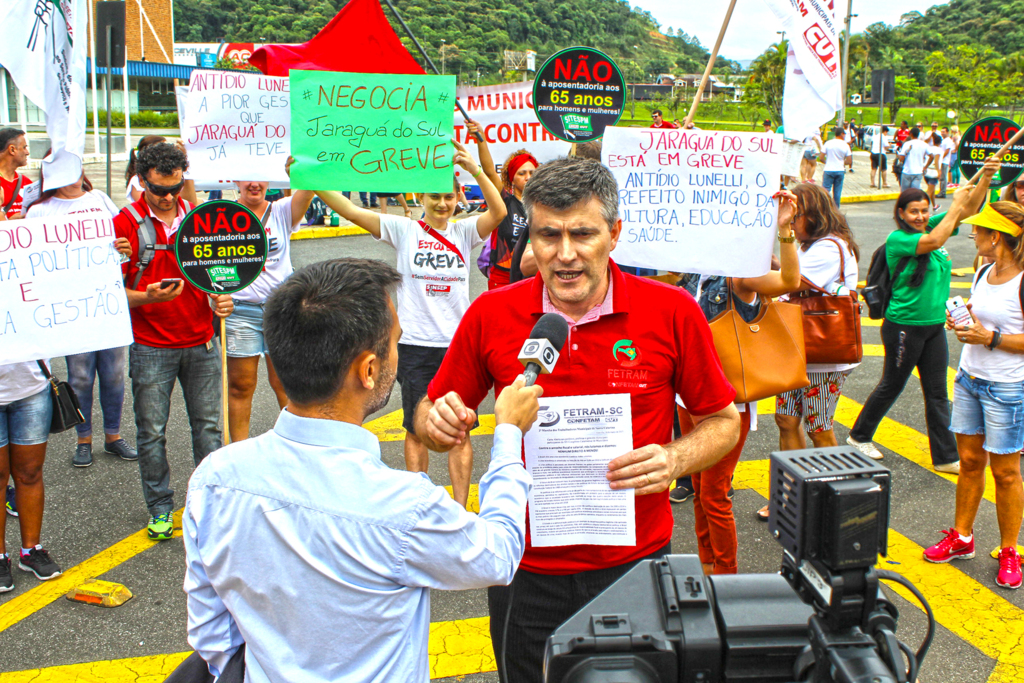 Servidores públicos municipais de SC em marcha contra retirada de direitos