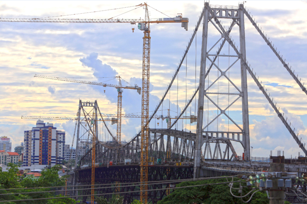  - A obra de restauração da Ponte Hercílio Luz, em Florianópolis, está entrando em uma nova etapa. A partir de uma operação programada para a noite de 11 de fevereiro, um sábado, a atual estrutura da ponte passará a ter contato direto com a estrutura de suporte provisório que foi construída abaixo da Hercílio Luz - Fpolis - 08/02/2017. Foto: Julio Cavalheiro/Secom.