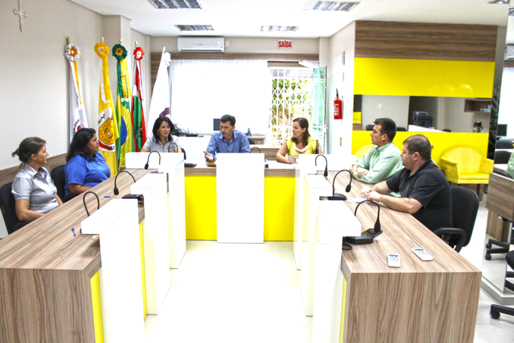 Claudir conduz a primeira reunião de trabalho com a equipe administrativa da Câmara de Vereadores