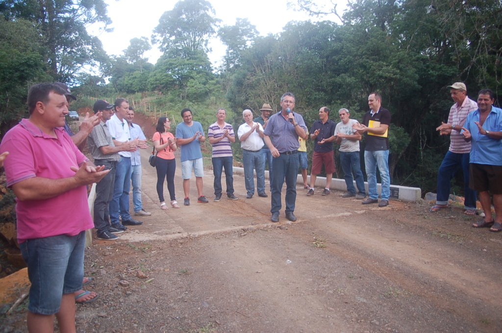 A quatro dias do final de mandato, Prefeito Vitor entrega simbolicamente estrada e ponte