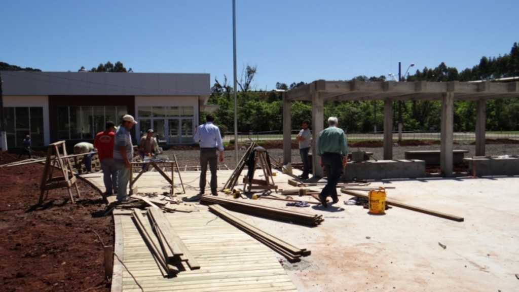 Prefeito e vice acompanham andamento de obras no Município