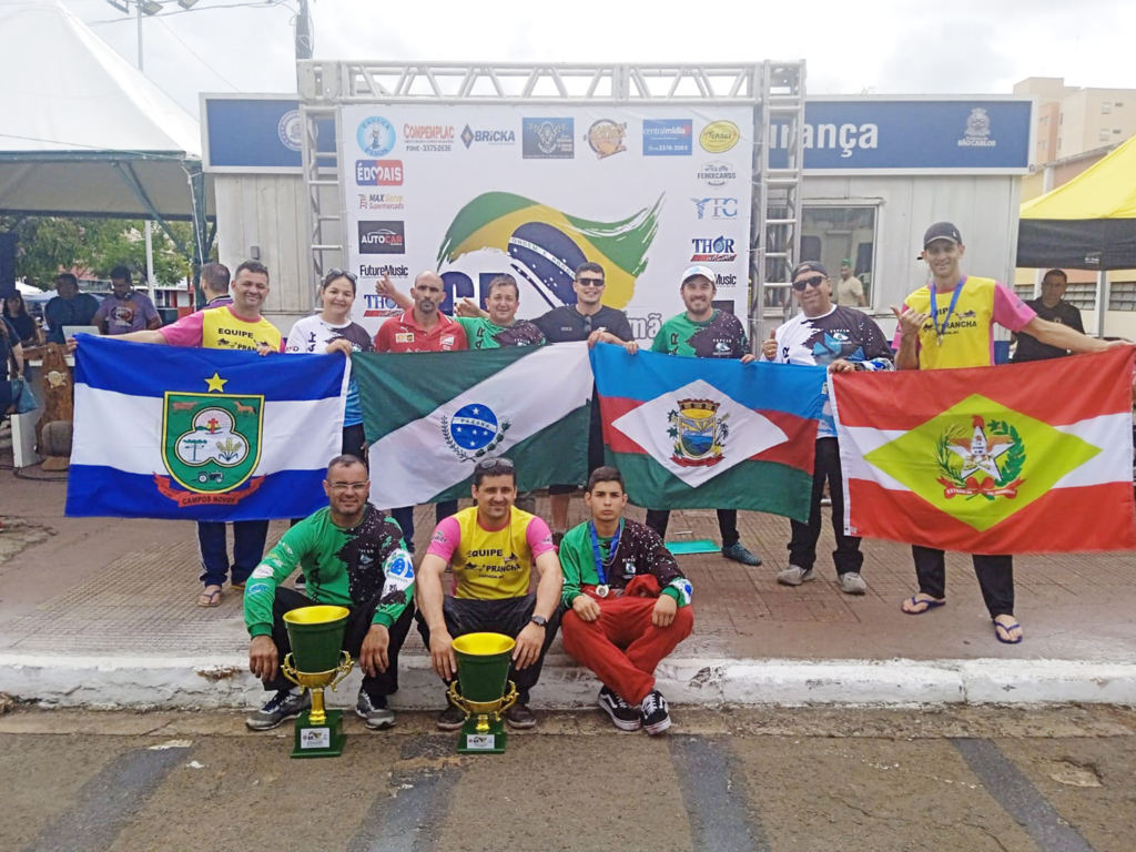  - Foto legenda: Aulivir Lagni é o mais alto segurança a bandeira do estado de Santa Catarina.