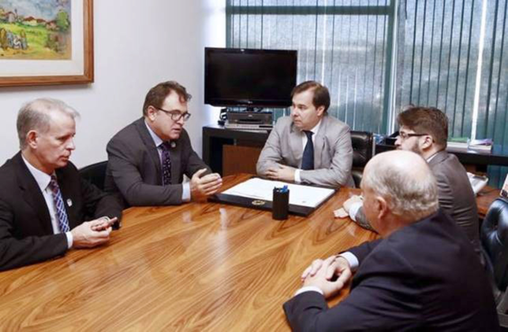 Flávio Soares/Câmara. - Equipe da Embratur em audiência com o presidente da Câmara dos Deputados, Rodrigo Maia.