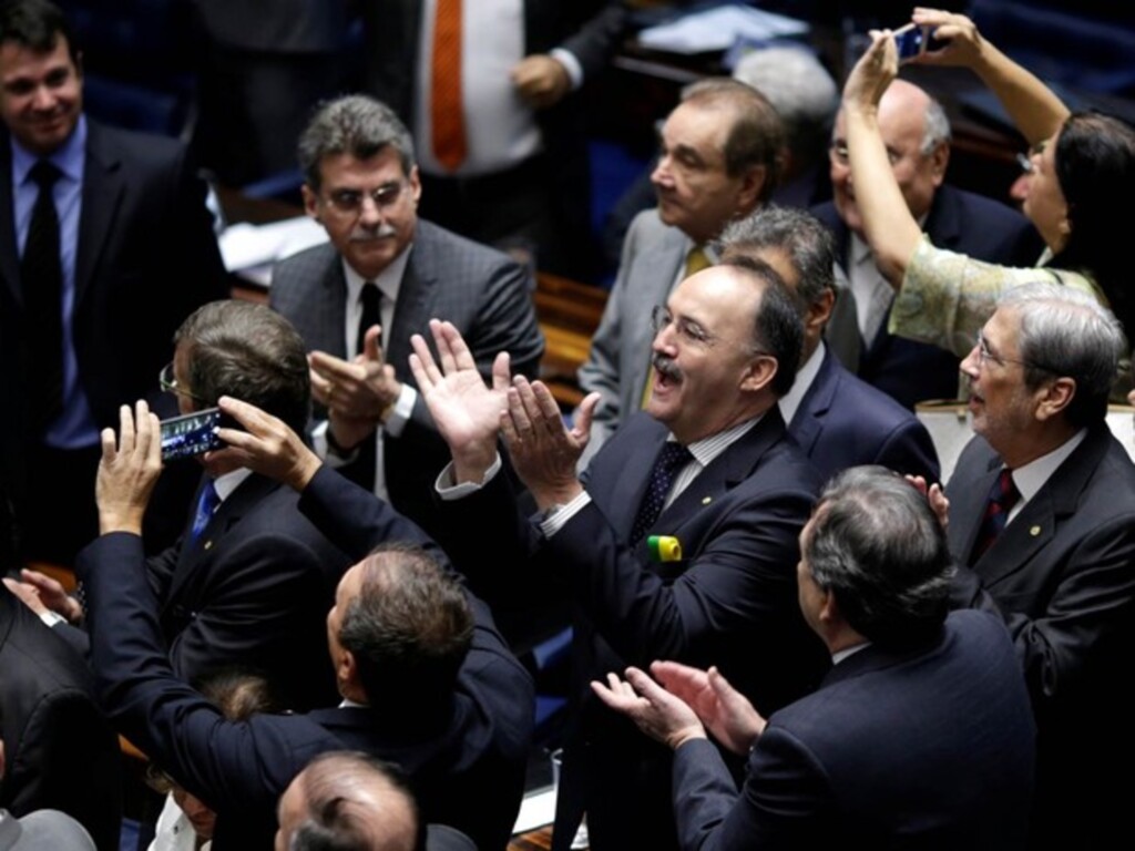 (Foto: Ueslei Marcelino/Reuters) - Senadores a favor do impeachment aplaudem após a votação que decidiu pela admissibilidade no Senado Federal, em Brasília