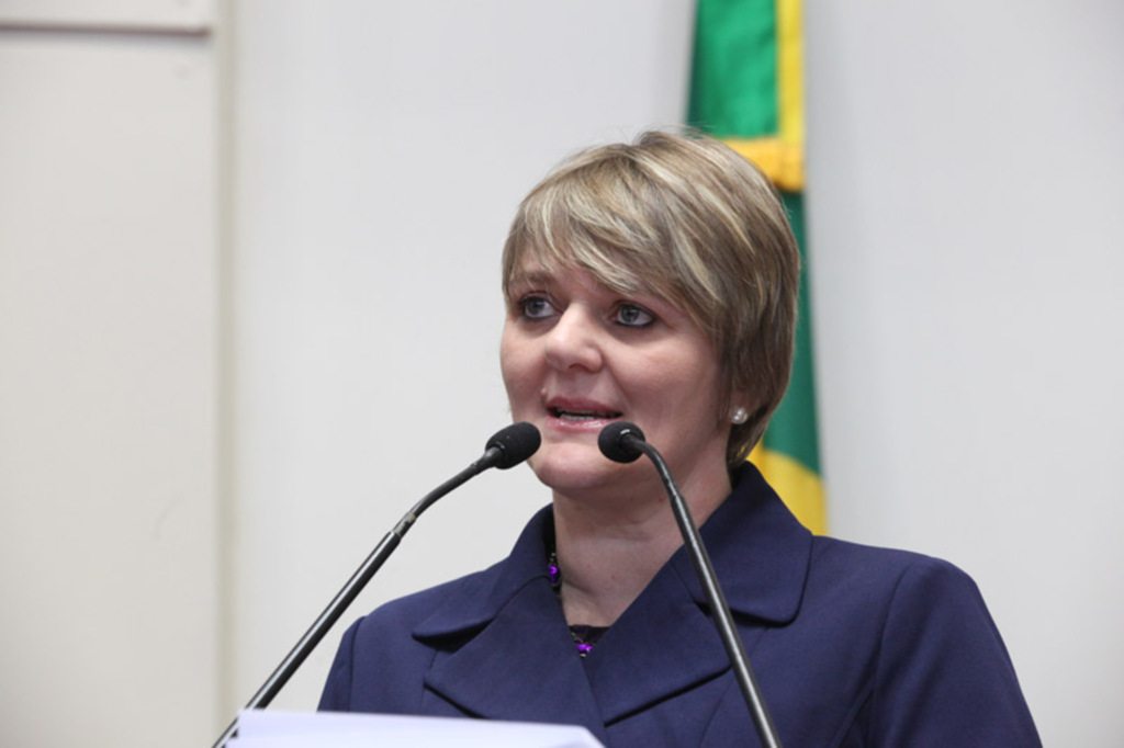 ESTER KOCH DA VEIGA ASSESSORIA DE COMUNICAÇÃO - Deputada Luciane Carminatti