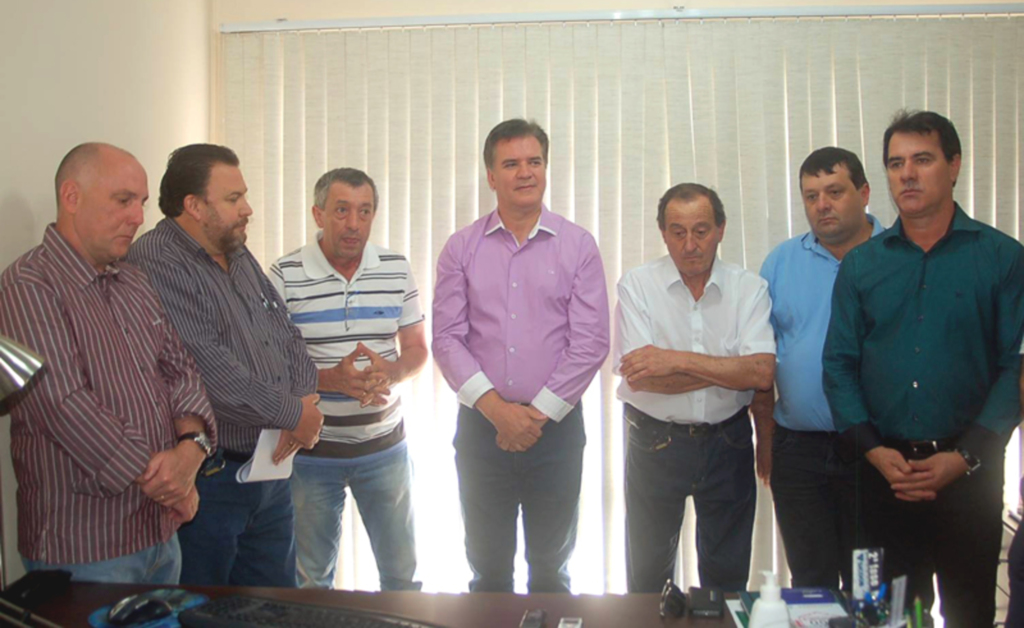  - Foto Arquivo: Abertura do escritório do deputado Valduga, em Capinzal, sábado, 11/04/2015, sendo da esquerda para a direita: Anito D?Agostini, Lanhi, Paulo, Valduga, historiador e artesão Antoninho Sartori.  presidente da Cooperativa de Crédito Sulcredi Ouro: Irineu Caetano Lovatel e Andevir.