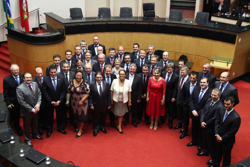 Deputados tomam posse e elegem Merisio presidente do Legislativo